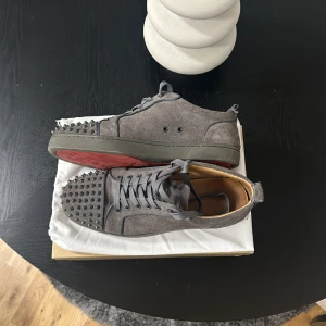 Louboutin - Skick 8/10, använda ca 3 månader, byte mot lanvins går bra.