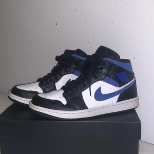 Jordan 1 racer blue - Ett par Jordan 1 racer blue i storlek 43 köpta på mearch Sweden knappast använda och är i bra skick finns i Perstorp Skåne 