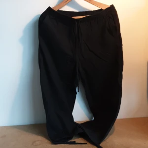 Byxor Storlek L  - Byxor Storlek L  Midjemått 39 cm Längd midja o ner 81 cm benlängd 53 cm   material 100 % Bomull 