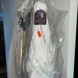 Vit PJS jacka  ÄKTA  - Kämtvättad jacka, vit, märket är pjs betalade 8000kr för den men priset går att diskutera vid snabb affär. Säljer pågrund av att den inte andvänds  längre.