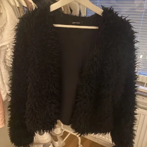 Lurvig kofta - Så fin och trendig kofta från Gina Tricot💓Sitter lite oversized på mig som vanligtvis bär xs💕Inga defekter💕