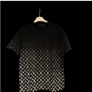 Louis Vuitton T-Shirt - Riktigt snygg Gradient LV tshirt! Storlek: S (Passar M / Liten L) Vid intresse hör av er!