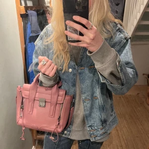 Philip lim väska  - Säljer 3.1 phillip Lim väska Pashli Mini. Jätte bra skick och nypris ligger runt 6000kr. Skriv för fler bilderna. Bredd ca 26 cm Höjd ca 22 cm🔥🔥❤️❤️❤️❤️