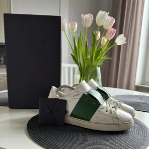 Valentino skor  - valentino opens i färgen grön. Storlek: 42 Färg: grön  Skick: 8/10 kvitto finns vid snabb affär kan priset diskuteras. Kom dm om du är intresserad eller har några frågor.