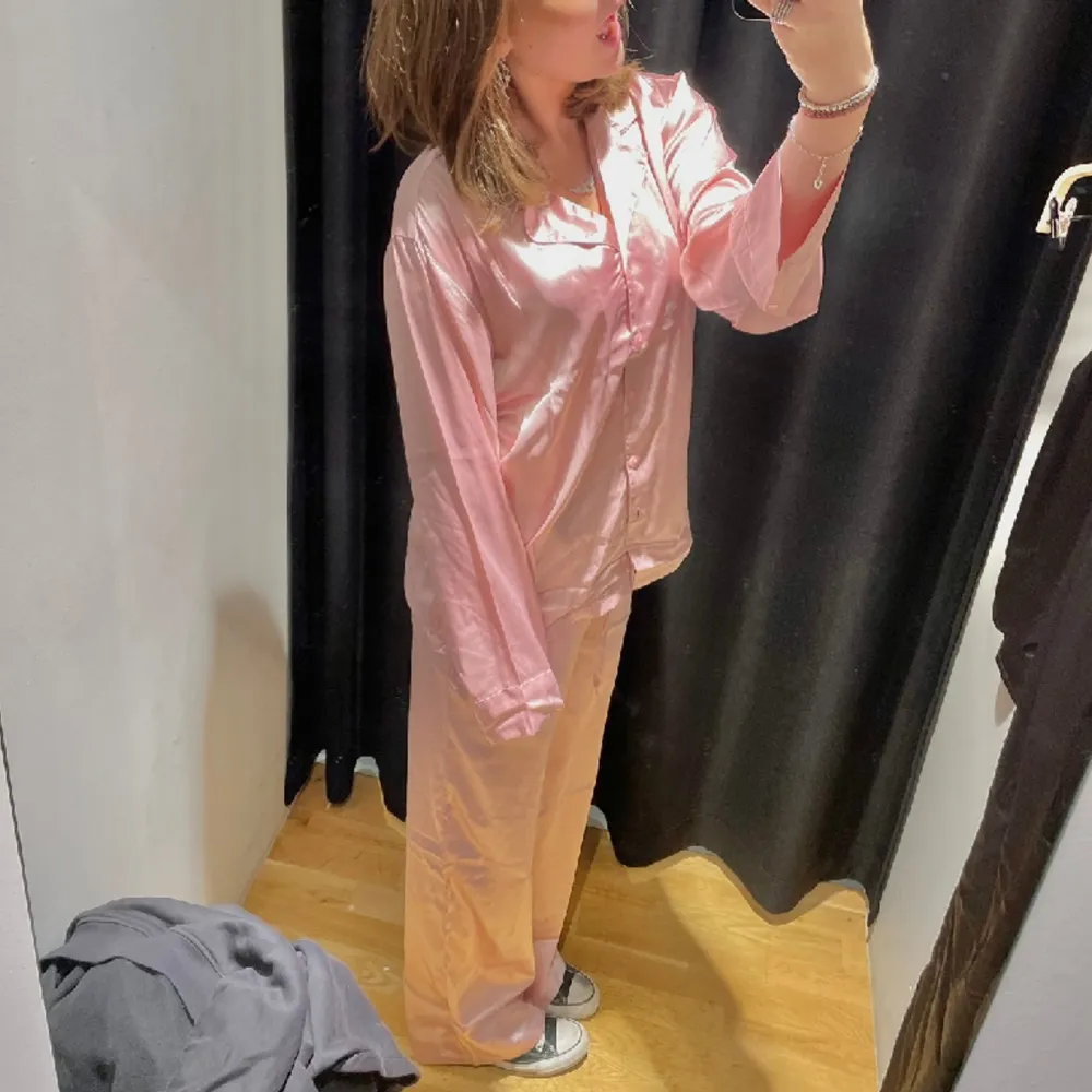 Så fint rosa pyjamas set i silke! . Jeans & Byxor.