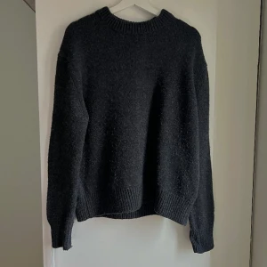  Stickad ulltröja  - Stickad ulltröja från arket med lite oversized passform från arket. Skicket på tröjan är väldigt bra i storlek S, men passar M.