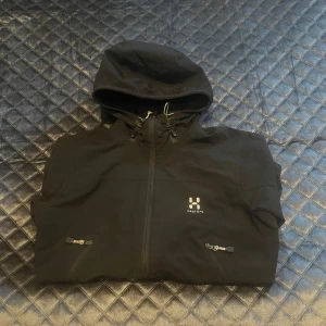 Haglöfs jacka  - Haglöfs jacka i storlek 36 (S). En lite tunnare jacka som knappt är använd och  därav fint skick. Hör av dig för fler bilder :)