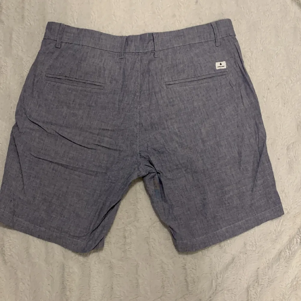 Säljer nu mina riktigt fin fina Jack & Jones shorts då jag ej ser mig i användning av dem. 9/10 skick storlek M. Kontakt via dm. Shorts.