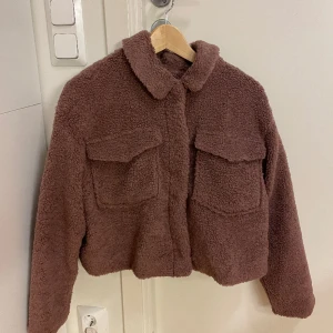 Teddyjacka  - Teddyjacka från Only, knappt använd och i fin skick! :)