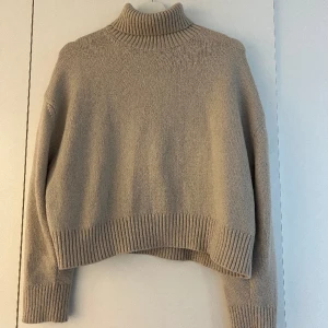 Tröja  - Säljer denna super fina stickade tröjan då den ej kommer till användning. Storlek M men är skulle säga att den är som en S