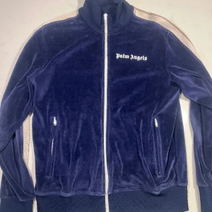 Palm angels track top - Tjena! Säljer min Palm angels track jacket! Tröjan är i ett väldigt bra skick, den är i storlek L, passar även storlek M. Den är köpt från kicksnstuff. Ställ gärna frågor om ni har några funderingar :) Mvh 
