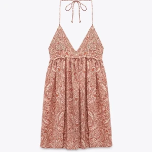 Zara klänning  - Säljer min zara klänning som jag använt 1 gång, jätte bra skick. Storlek M. Tryck Järna på köp nu💗 