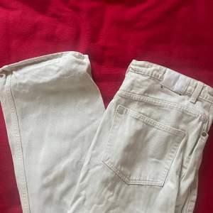 Vita weekday jeans i 9/10 skick  Modell Rowe W31 L32 Köpta för 600kr