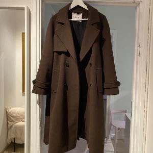 Bershka kappa - Brun kappa från bershka i trenchcoat stil men ”vanligt” kappa-material.