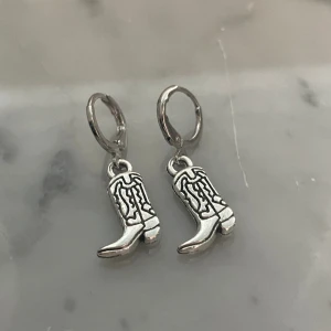 Cowboy örhängen! - Säljer dessa super söta cowboy örhängen som jag råkade köpa 2 par av😅