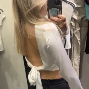 Satintopp med öppen rygg  - Jätte fin Satintopp med öppen rygg från zara , använd endast en gång!!! Storlek M men sitter som en S💕💕