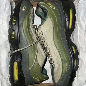 Corteiz x nike air max 95 - Använda några gånger men har fortfarande riktigt bra skick, skick 9/10. De har inga fläck eller hål. Storlek 45, färg, olivgrön, och andra nyanser av färgen grön