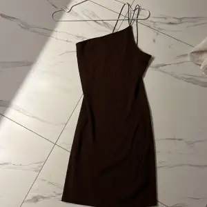 Har inte använt dessa på ett tag och vill därför sälja dem, klänningen finns i både brun och vit 💕💕 båda är storlek XS 💕 kan erbjuda ett bättre pris om man vill köpa båda 