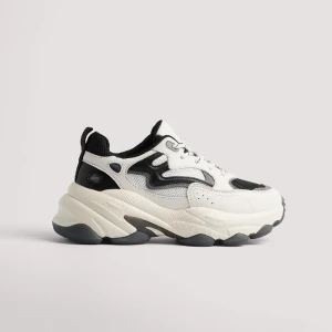 Sneakers från NA-KD - Sneakers från Nakd! Supersnygga, men då jag har fler liknande så har dom inte används speciellt mycket.  Skicka för fler bilder på! 