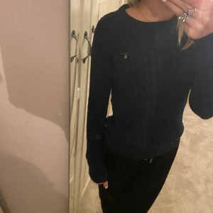 Gant tröja - Säljer den här jätte fina mörkblåa gant tröjan! Använd ett par gånger men jätte fint skick!
