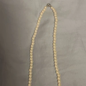 Pärlhalsband  - Pärlhalsband med silver hänge    Följ _uniquebodies_ på instagram och få 10kr rabatt på ditt köp! 