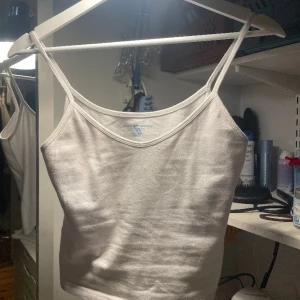 Brandy Melville Linne  - Vit Linne använd fåtalsgånger men har lite nopprar, knappt synligt dock. Extra lager under så man kan bära utan Bh eller topp etc. One size men passar S-M! Frågor? Kom Dm!