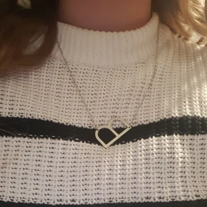 Halsband med bokstav B - Silver halsband med ett stort B ifrån fyndiq ❤️. Lite svår att få upp men det går. Har inte andvänt råkade bästella fel så tänker sälja den. Kostade 148 kr men säljer för 70kr.