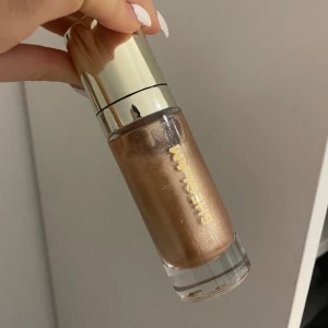 body glow  - ger sååå fint glow perfekt till sommaren! blanda med kräm för mer naturlig glow (till kroppen)