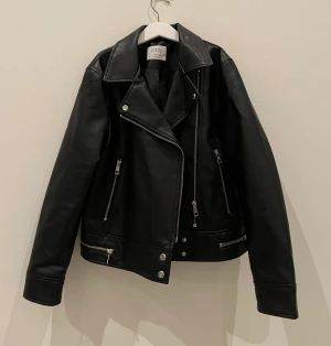 Skinnjacka - Skinnjacka från zara i superfint skick! Storlek 152 men passar även XS! Kobtakta för fler bilder eller funderingar 🩷 köpare står för frakt