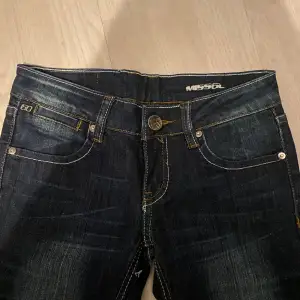 Säljer dessa Lågmidjade miss sixty jeans. De är mer åt det tighta straight hållet i passform🩷 midjemått 34 cm innebenslängd 76 cm