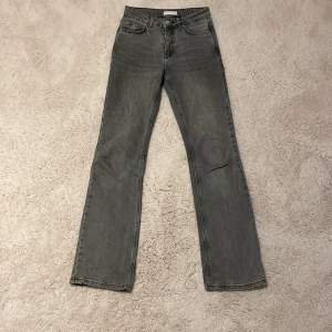 Jätte fina ljus gråa boocut jeans från Gina tricot i jätte bra skick ordinarie pris 550