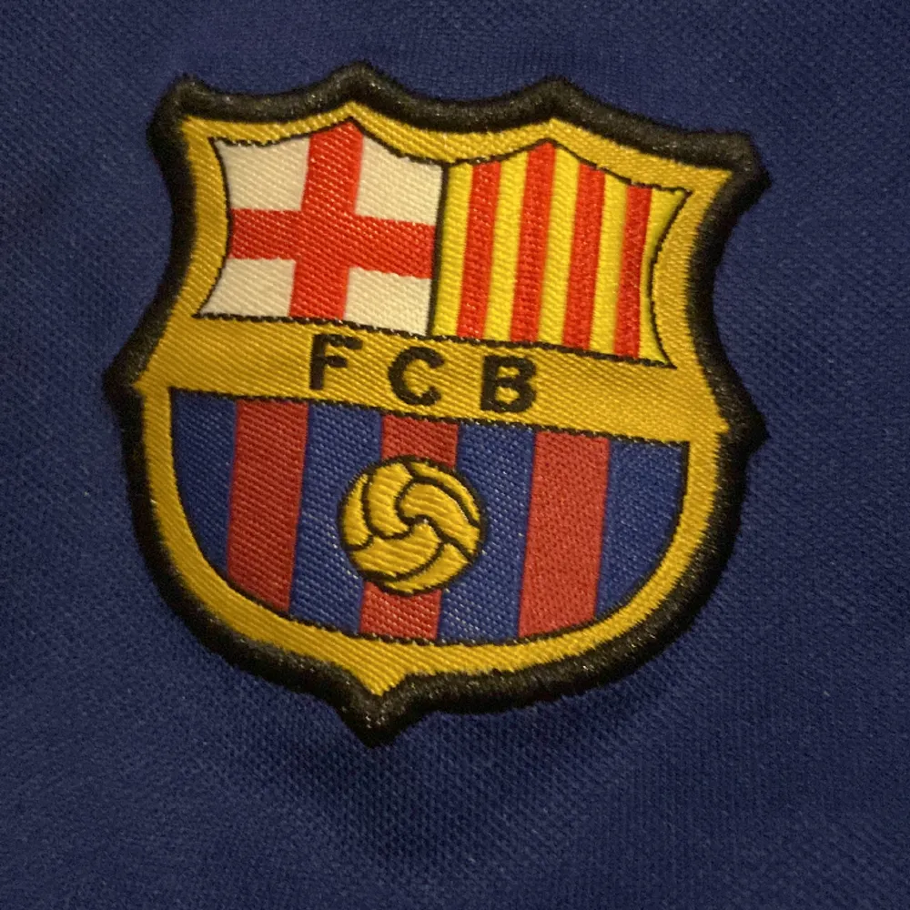 Säljer mina Barcelona shorts 🩳 pågrund av ingen användning av dom 10/10 skick passar bra till Barcelona t-shirten jag säljer   . Shorts.