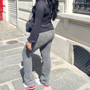 Pin mid straight jeans - Säljer dessa jeans från weekday i modellen pin mid straight. L34 W34 motsvarar ungefär en st 42. Är 168 cm lång🩷 