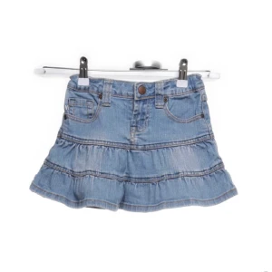 Jeanskjol med volanger - Kan absolut sänka priset!❤️Nu säljer jag den här jättefina jeanskjolen med volanger! Den passar tyvärr inte mig längre så det är anledningen till att jag säljer den vidare❤️