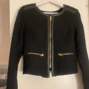 Kavaj / blazer från Bikbok  - I väldigt bra skick  Använt ytterst få gånger  Strl S  Svart med gulddetaljer 