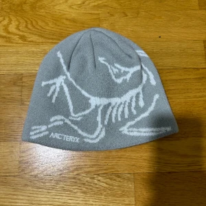 Arcteryx mössa i grå - Helt ny Arcteryx mössa i grå färg oanvänt i 10/10 skick