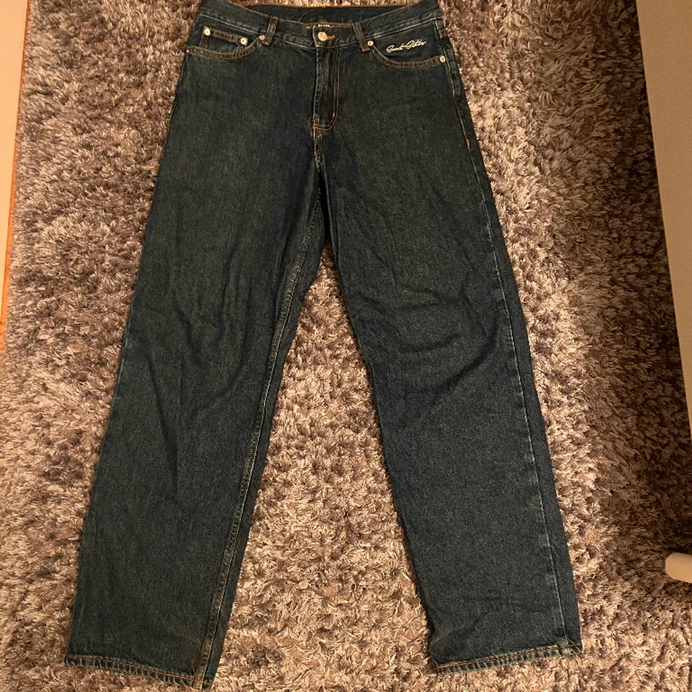 Säljer nu mina Sweet Big skate jeans då jag har växt ut de. 9/10 skick och storlek XS. Hör av dig vid frågor! . Jeans & Byxor.