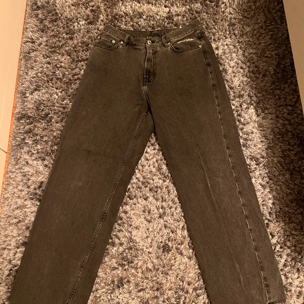 Säljer nu mina Sweet Big skate jeans då jag växt ut de. 8/10 skick och storlek XS. Hör av dig vid frågor. Jeans & Byxor.