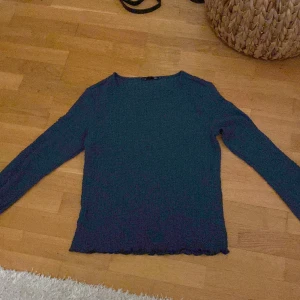 Marinblå tröja - Jätte söt tröja i Scrunchat material. Den är marinblå med en lite volang i slutet på tröjan och ärmarna.  Kommer såklart nytvättad. (Skriv gärna privat om du är intresserad)❤️
