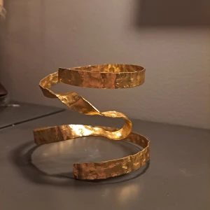 Textured wide armband - Säljer detta arbandet eftersom den inte längre kommer till någon användning.💕✨️