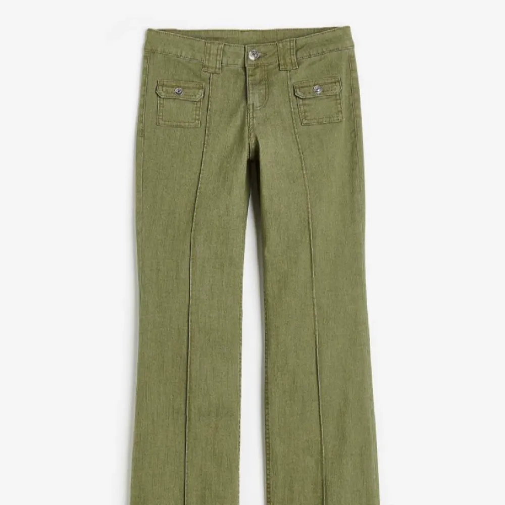 Säljer mina populära jeans från H&M som är helt slutsålda. Storlek 40 men passar mig som vanligtvis har 36/38. Nypris 200kr mitt pris 150kr! 🫶🏼🫶🏼. Jeans & Byxor.