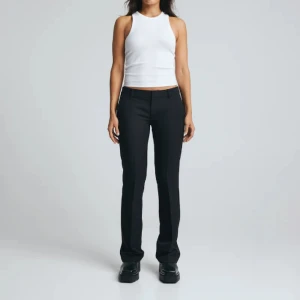 Låg midjade kostymbyxor  - Låg midjade kostymbyxor från bikbok i modellen Vera, storlek 36, säljer pga lite för stora. Använda Max 3 gånger så väldigt bra skick. Kan även tänka mig att byta mot ett par i samma modell fast i storlek 34. Egna bilder kan tas om det behövs. 