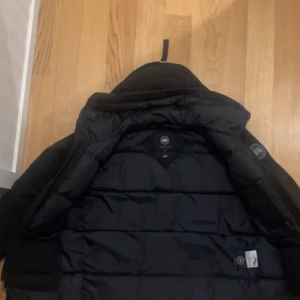 Canada goose black label  - Säljer min Canada goose black label jacka då jag har tröttnat på den efter 2 år ungefär och har köpt en ny. Den är väl använda och kan behöva en tvätt, kemtvätt eller liknande men det räknar jag in i priset.Säljer den ganska billigt med allt i åtanke