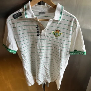 Real Betis och Brasillien tröja  - Bra skick på båda  Real Betis är storlek L men sitter som M   Brasillien är storlek L   700kr för båda annars 