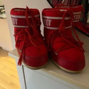 Moonboots - Intressekoll på mina moonboots, som är använda en vinter säljer dom nu pågrund av att jag har tyvärr tröttnat på dom🥰