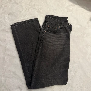 Byxor pull&bear  - Använd ett fåtal gånger, bra kvalitet & skick. Håller passformen under dagen. Storlek M/38 men passar på mig som är S/M. Jag är 170cm lång. 