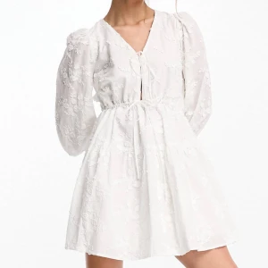 studentklänning  - Säljer denna helt nya klänning från other stories då jag missade sista datum för att lämna tillbaka. Perfekt till student/midsommar/skolavslutning! Är vanligtvis 36 och denna passar mig bra 💓💓 nypris ca 1500