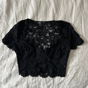 Spetstopp - Jättefin festtopp i spets från Zara. Storlek S, men passar även XS