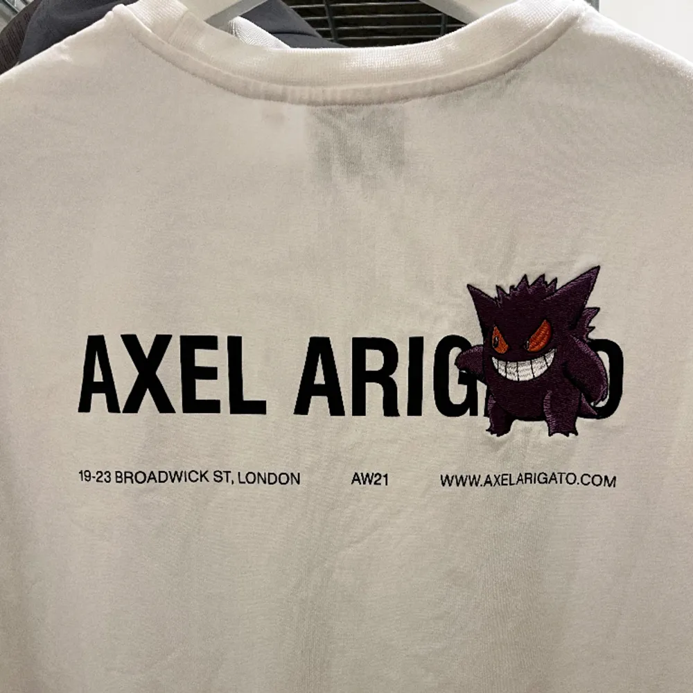 Axel Arigato x Pokémon T-shirt Cond: 9/10, använd fåtal gånger Slutsåld Limited Edition  . T-shirts.