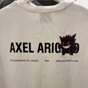 Axel Arigato x Pokémon T-shirt Cond: 9/10, använd fåtal gånger Slutsåld Limited Edition  